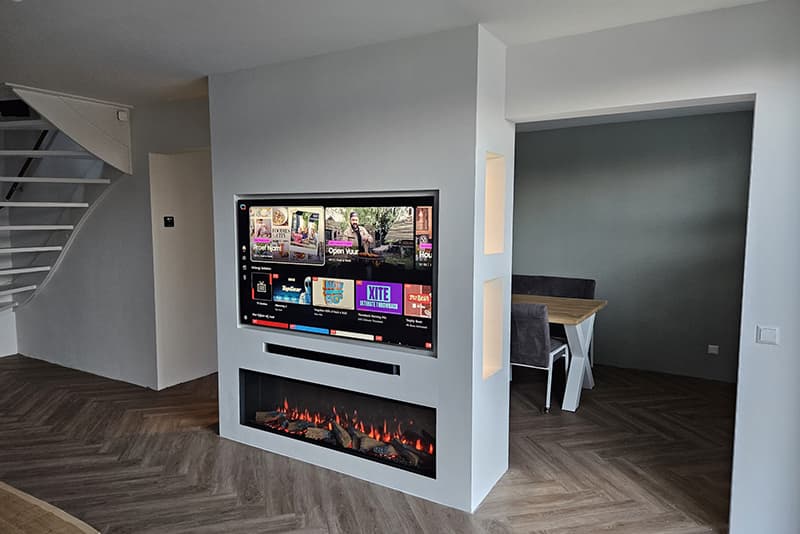 Afgeronde cinewall met TV en sfeerhaard - na de installatie