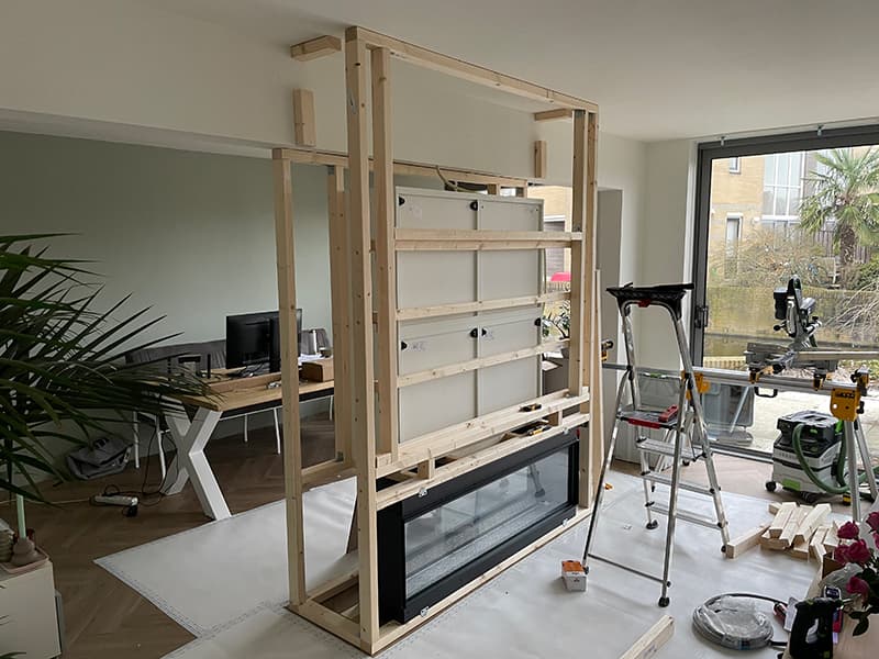Lege wand met houten frame voor cinewall - voor de installatie